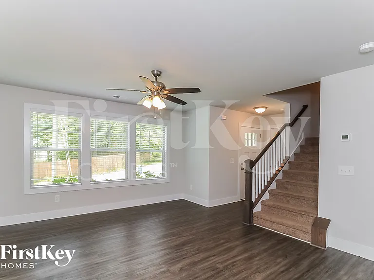 4535 Bonneville Dr — Photo 2