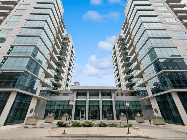 123 S Green St APT 703B, Chicago, IL 60607