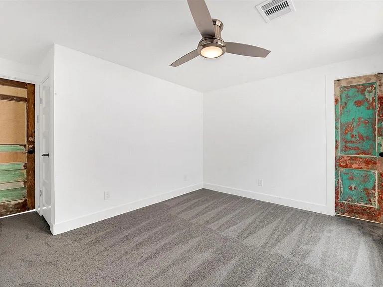 129 E 31st 1/2 St — Photo 16