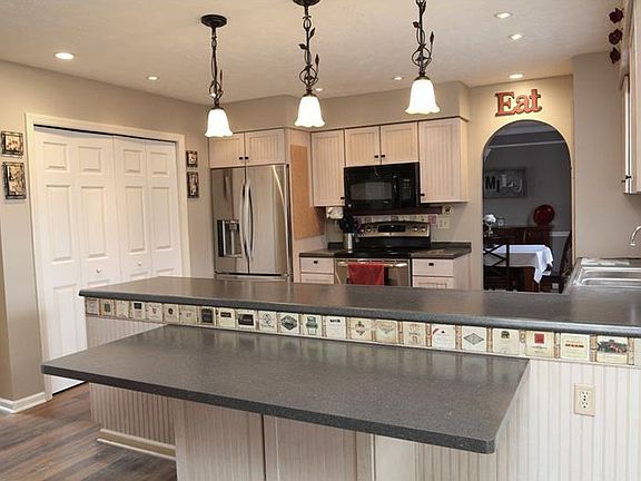 3rd image of 120 Shady Oak Dr