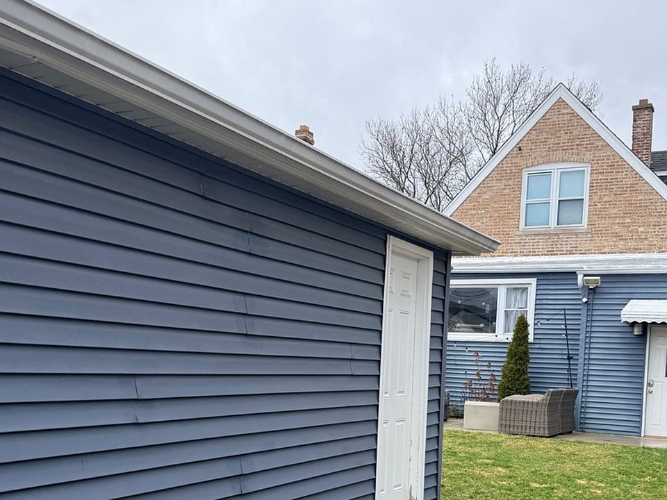 2nd image of 5917 W Roscoe St