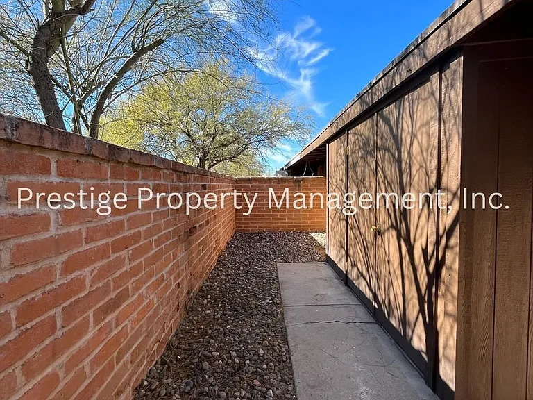 2302-2312 N Ralph Ave — Photo 41