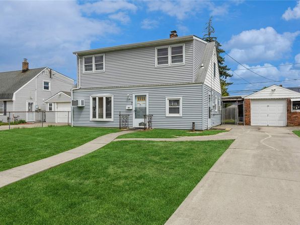 25 Silver Lane, Levittown, NY 11756