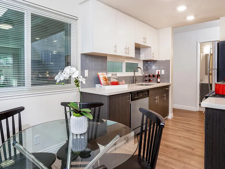 Halford Gardens Apartments — Photo 21
