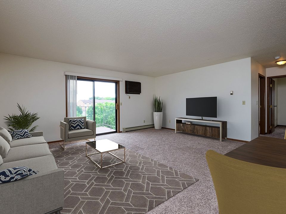 Fargo, ND Carlton Place Apartments | Living