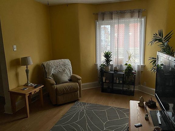 Livingroom with bay window