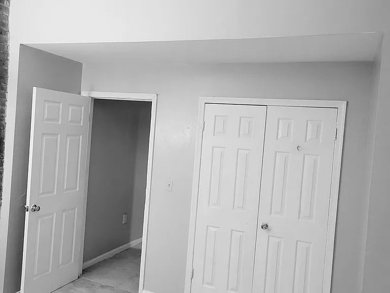 2nd floor:
Bedroom - tall ceiling