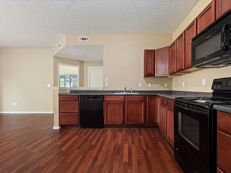 Canal St Apartments — Photo 12