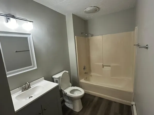 118 W Main St APT 1, Newton Falls, OH 44444