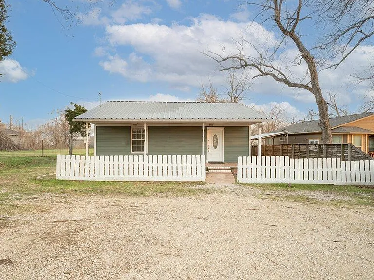 207 Harris St — Photo 1
