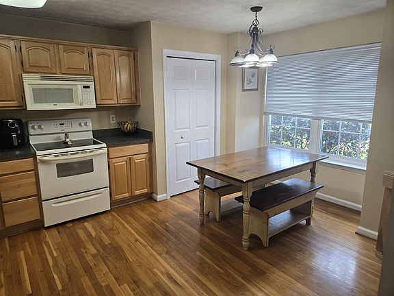 2nd image of 209 Aurora Ln