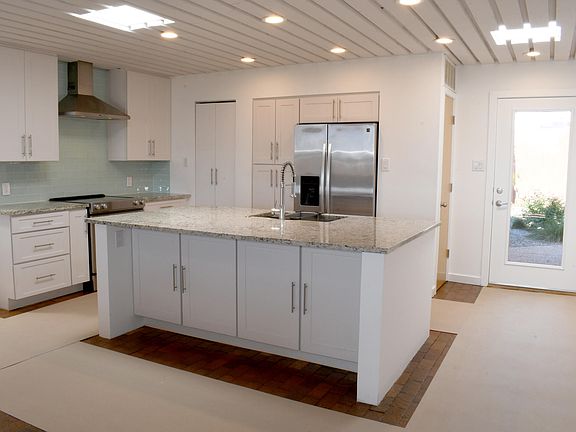 3rd image of 5 Tennis Ct NW