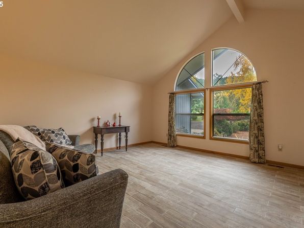 1250 Riverwood Ln, Oakland, OR 97462