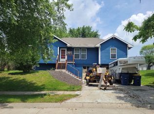 902 Paradise Ln, Smithville, MO 64089