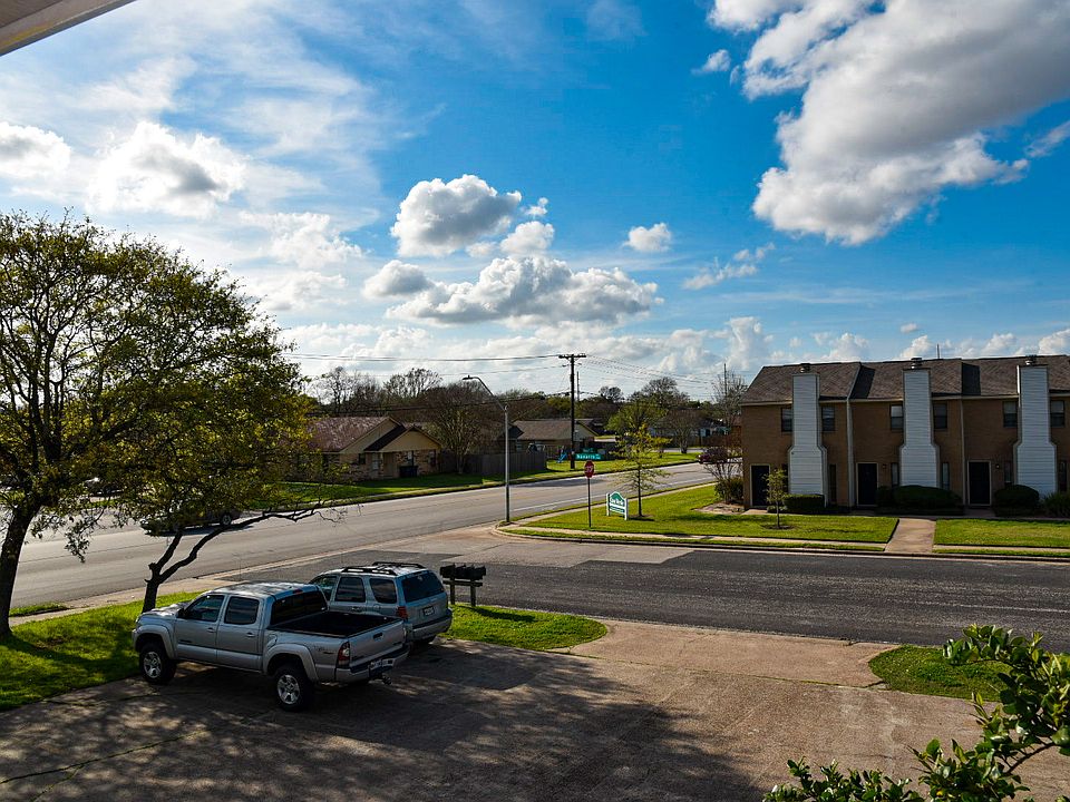 1st image of 700 Navarro Dr APT B