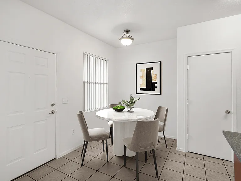 San Fernando Apartments — Photo 13