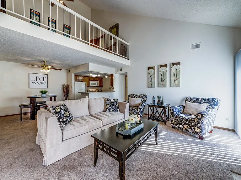Country Club Place Apartments — Photo 10