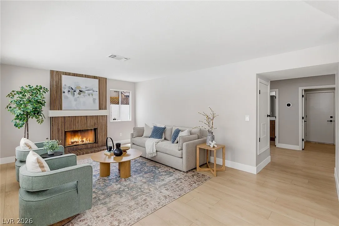 6 bed, 3.0 bath, 2730 sqft, $3,950 — Photo 4