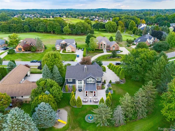 624 Nairn Cir, Highland, MI 48357