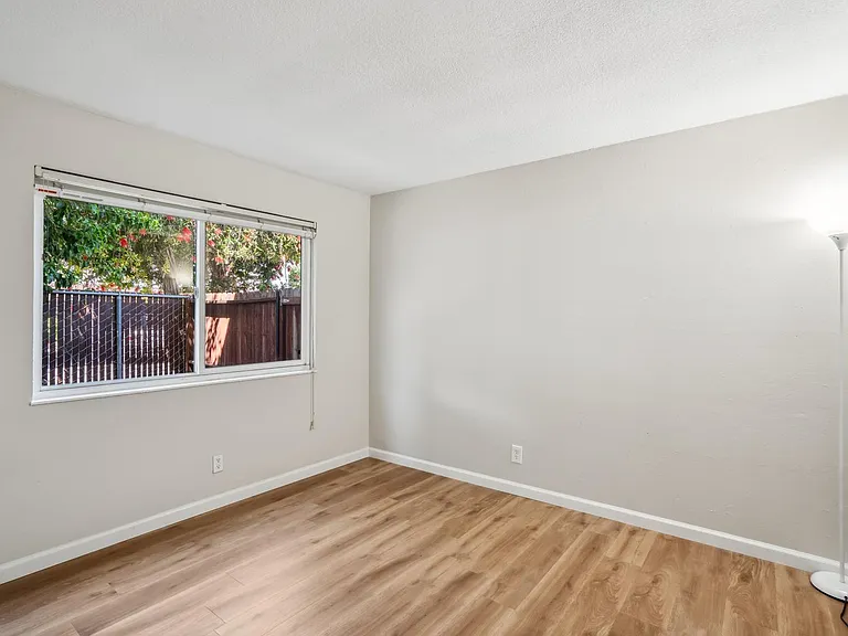 Bellflower Apartments — Photo 8