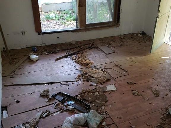 2nd image of 7029 Karen St