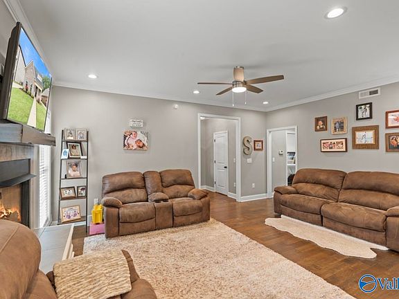 5th image of 2027 Sarah Ln