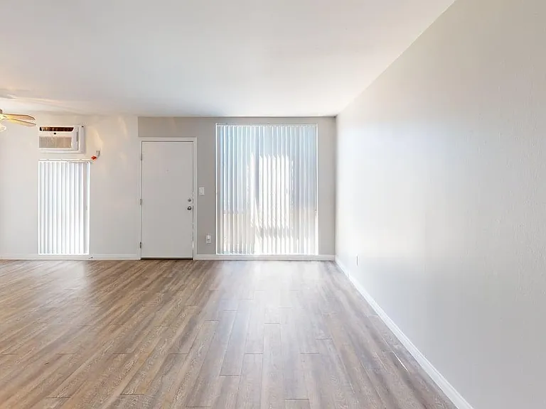 Chateau 16860 Chatsworth Apartments, LLC — Photo 7