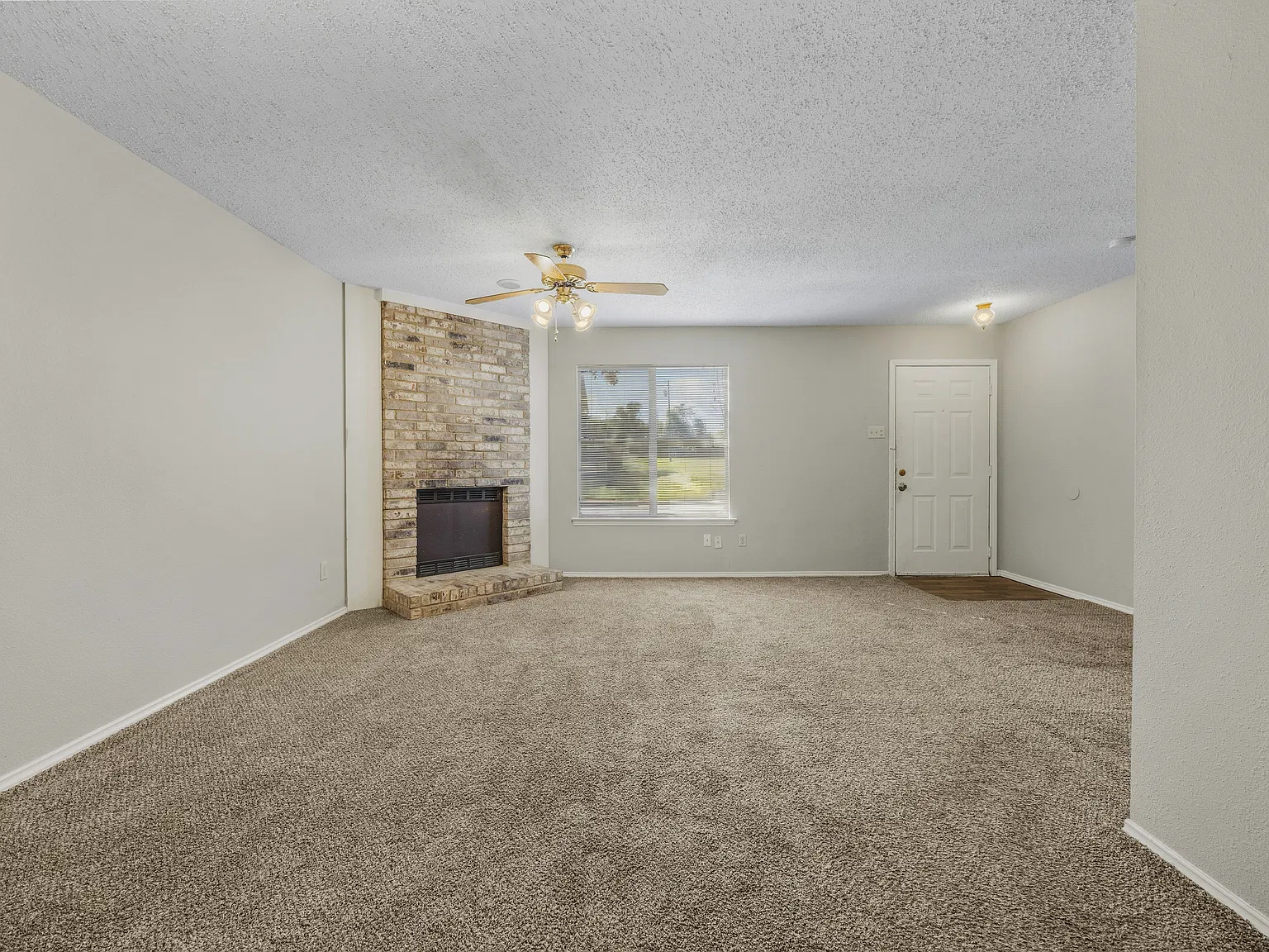 2 bed, 1.5 bath, 1125 sqft, $1,700 — Photo 3