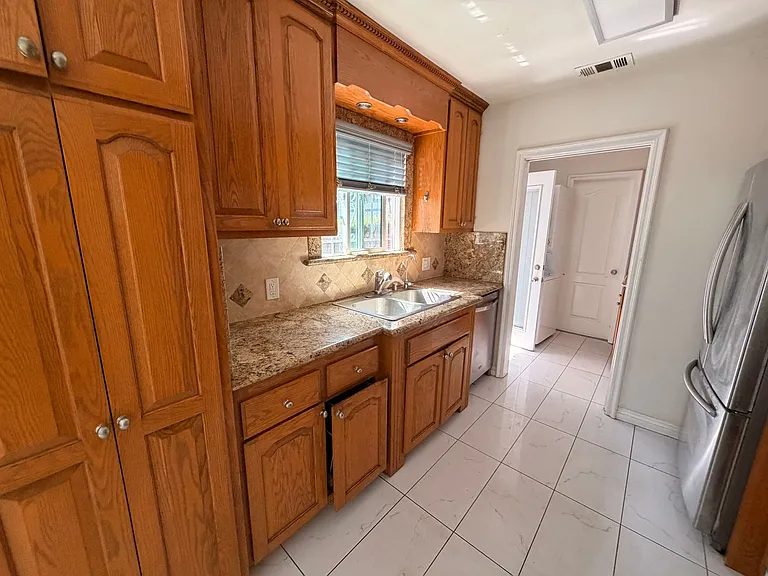 586 E Fairview Blvd — Photo 6