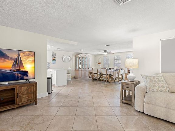 5th image of 7418 Islander Ln