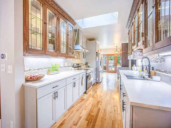 4th image of 323 W Geneva STREET