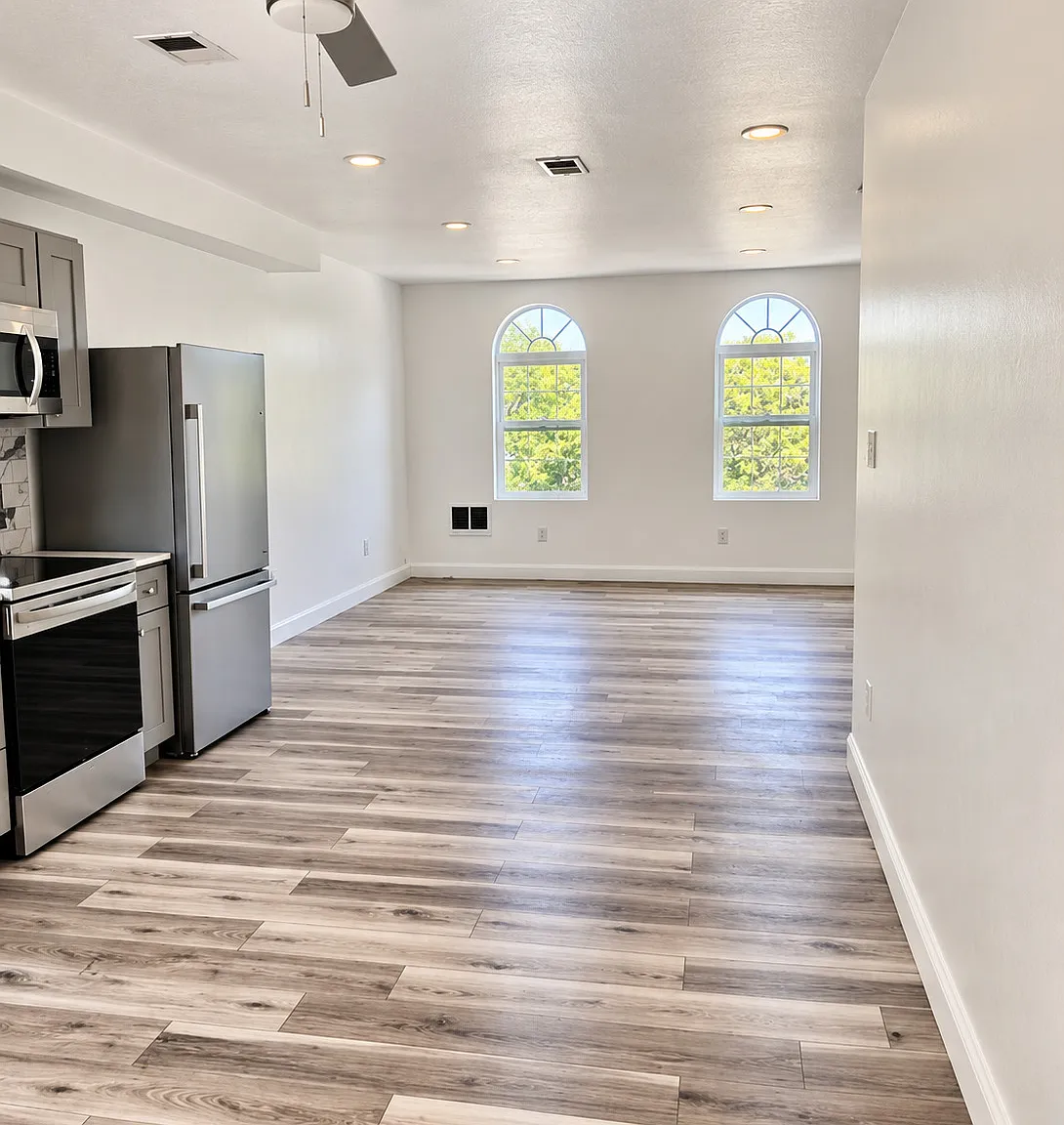 Stylish 2-Bedroom Bi-Level with In-Unit Laundry & Parking — Photo 4
