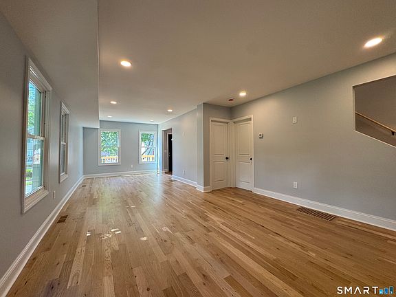 4th image of 251 W Main St