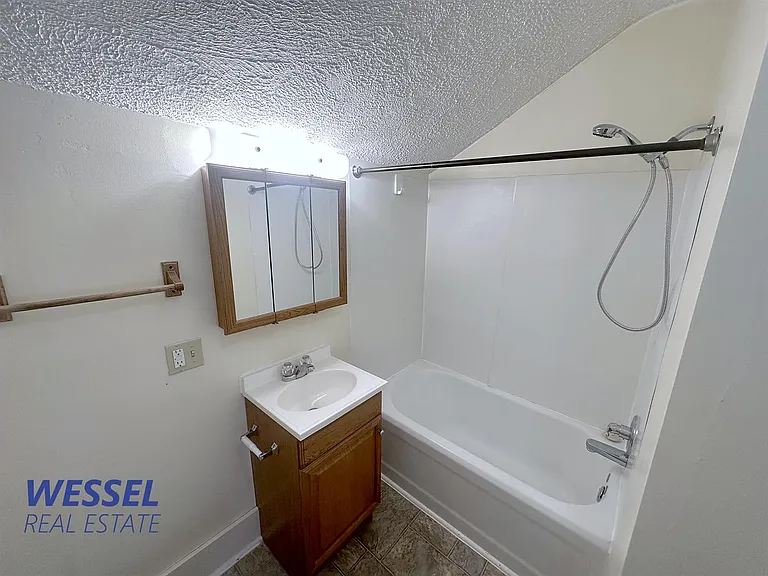 902 N Vernon St — Photo 9