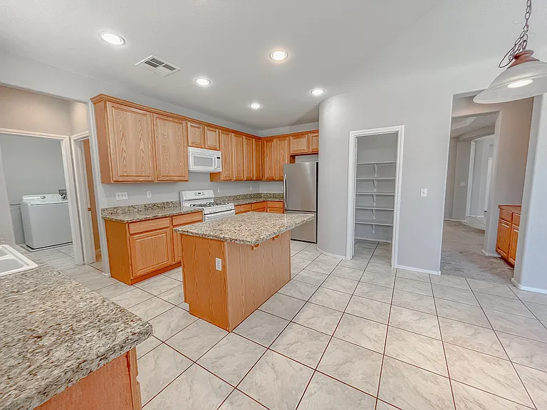 5646 Saint Elias St — Photo 23