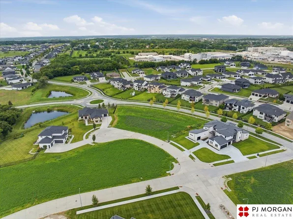21062 Valley Cir, Elkhorn, NE 68022