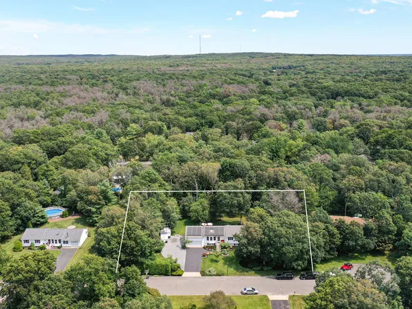 5 Manor Ct, Manorville, NY 11949