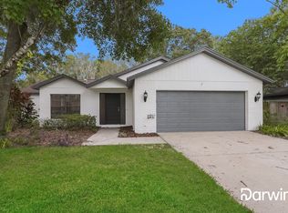 905 Sandalwood Dr, Plant City, FL 33563