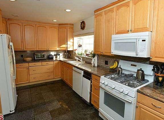 3rd image of 205 S Palm Dr