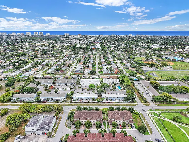 358 SE 1st Way — Photo 30