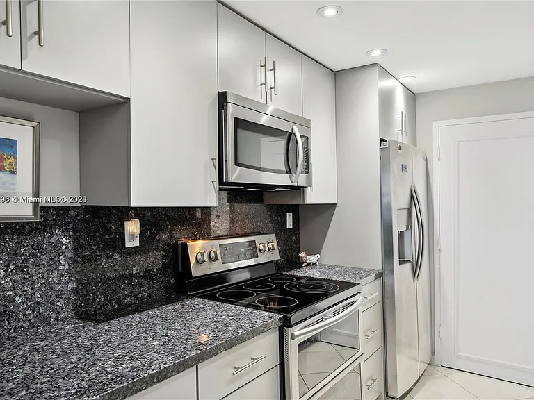 5401 Collins Ave #1123 — Photo 25