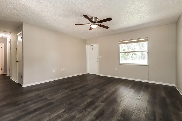 3 bed, 1.0 bath, 1000 sqft, $1,629 — Photo 4