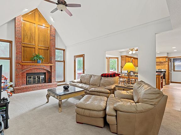 3rd image of 1334 N Coachhouse Rd
