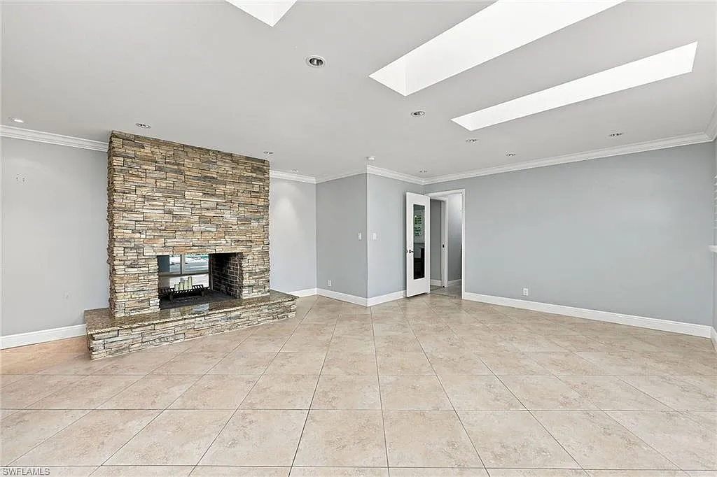 4 bed, 3.0 bath, 2690 sqft, $7,500 — Photo 4