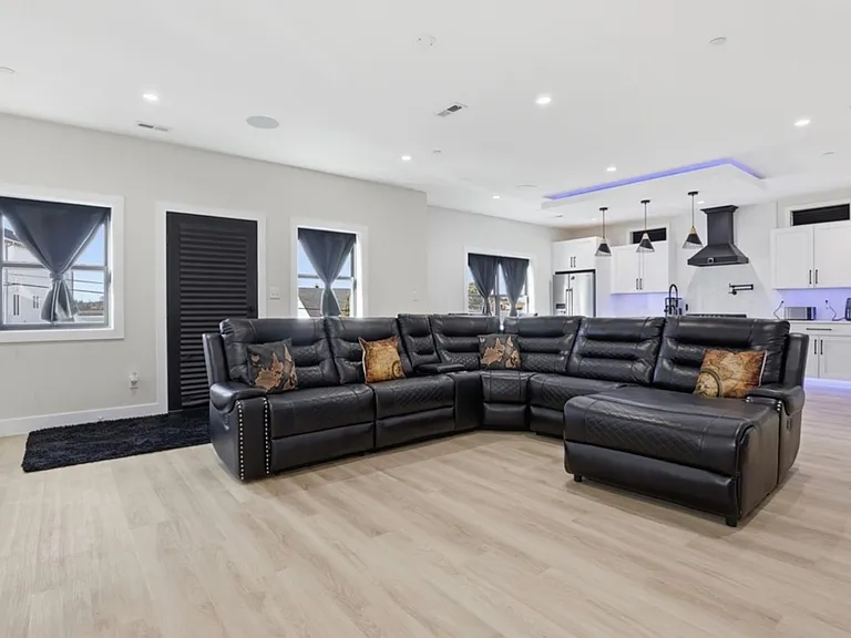6931 River Dr — Photo 15