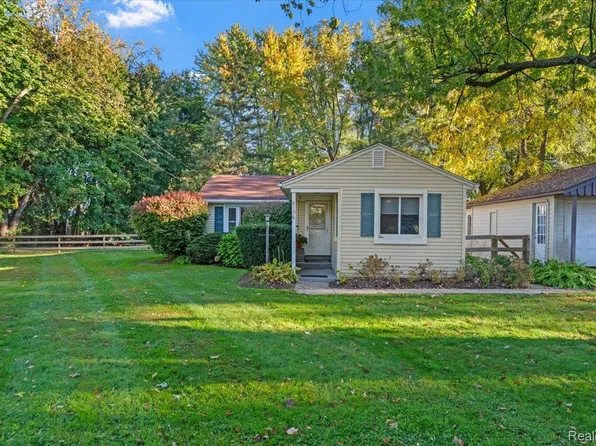 8156 Mario St, Commerce Township, MI 48382