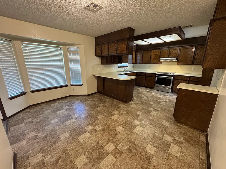8413 Woodfield St — Photo 4