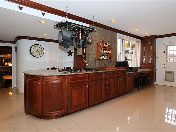 2nd image of 540 Larchmont Dr