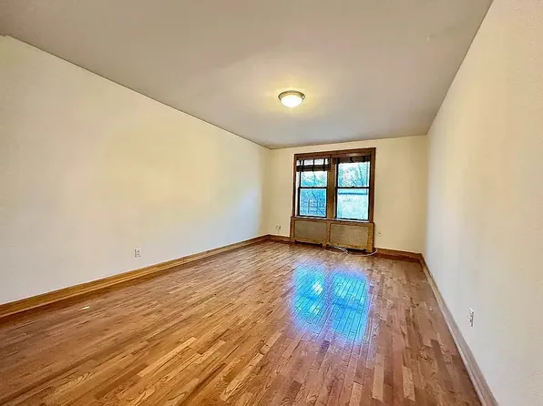150 W 21st St #6R, New York, NY 10011