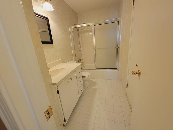 3rd image of 517 Saddlewood Ln #1